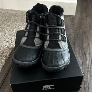 Sorel Out 'N About Plus Black and Gray Boots